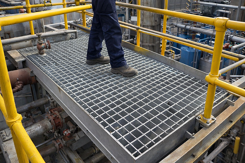 Сварной решетчатый настил: где применять и когда он выгоднее прессованного