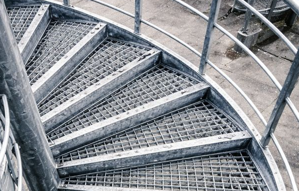 Почему стоит выбирать оцинкованные настилы