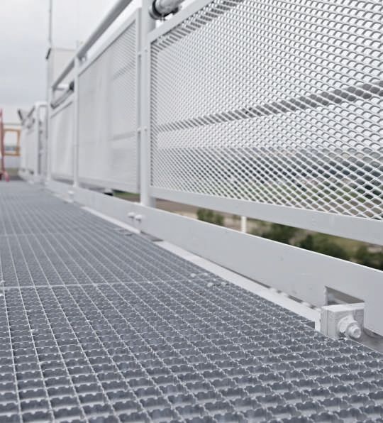 Лучшие материалы для решетчатых настилов в условиях низких температур