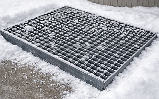 Противоскользящий решетчатый настил зимой: какие насечки реально работают