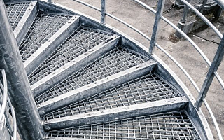 Почему стоит выбирать оцинкованные настилы